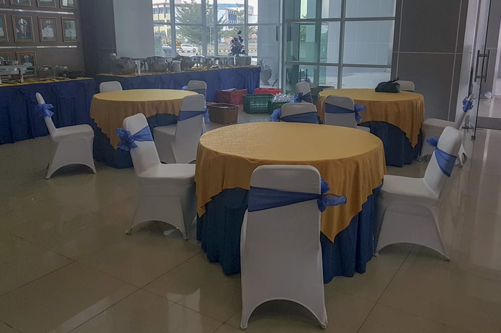 Sewa Meja Bundar Sedang