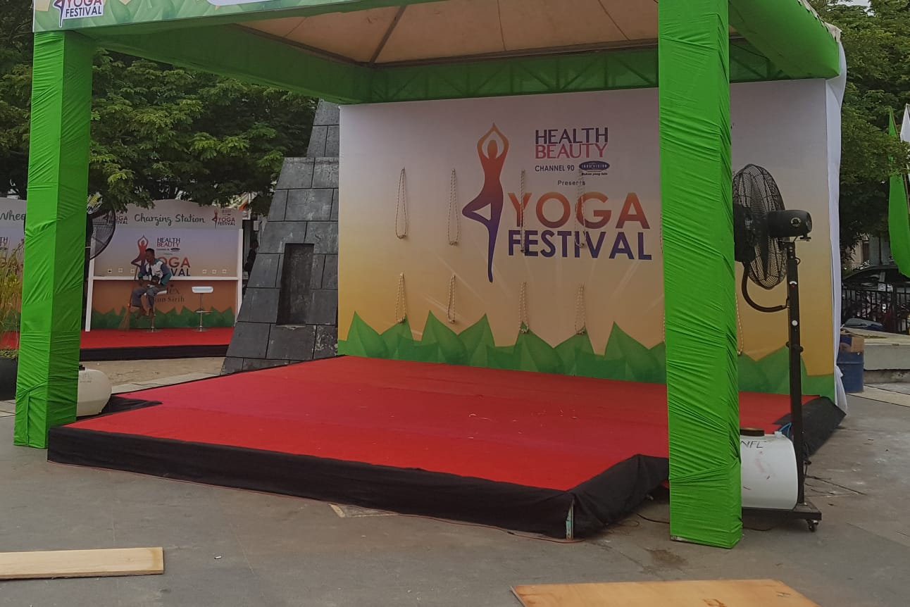 Sewa Panggung 20 cm Karpet