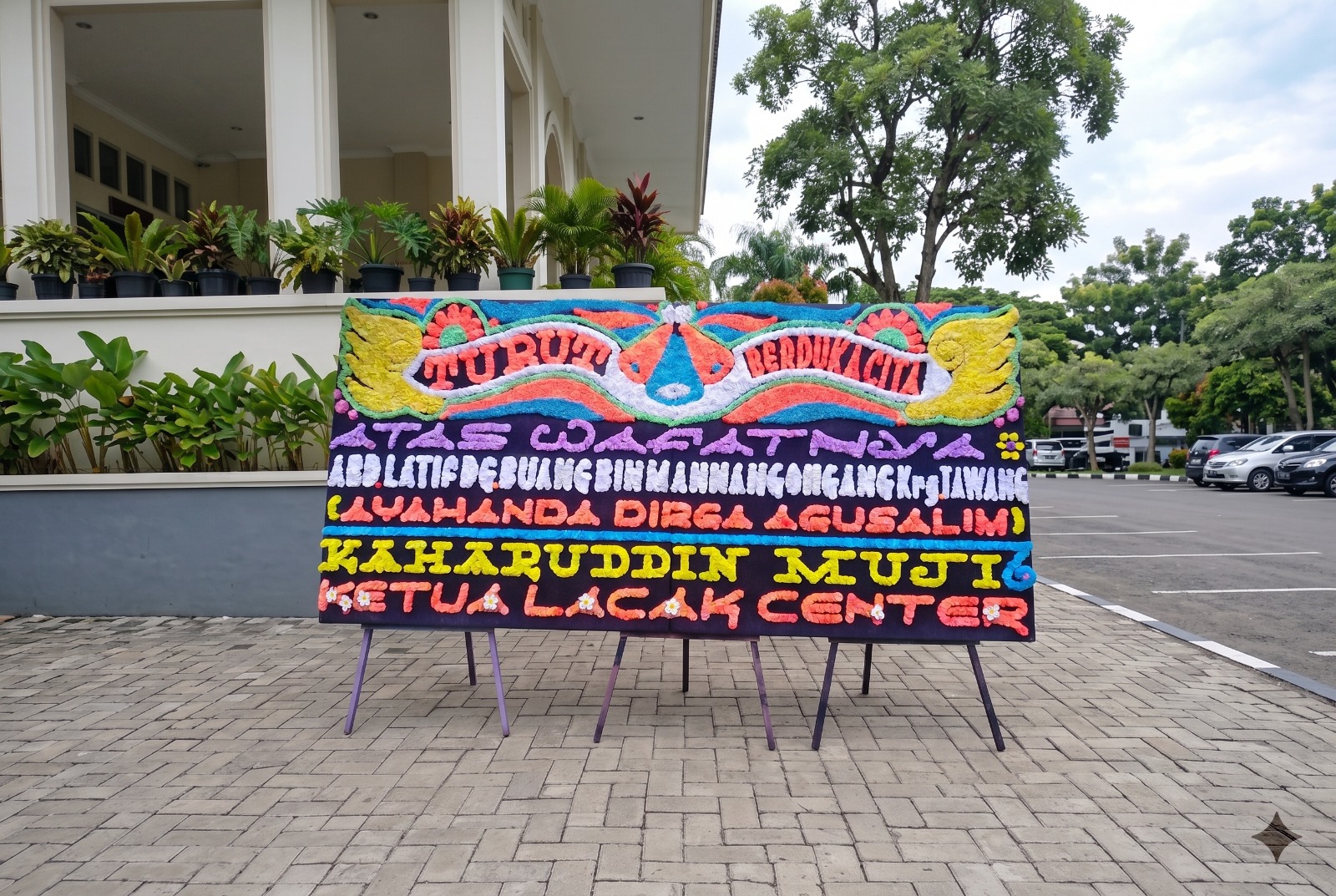 Sewa Karangan bunga 5x2 meter di Makassar